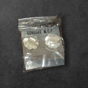 Vintage Mother of Pearl Flower Earrings - Clip-on